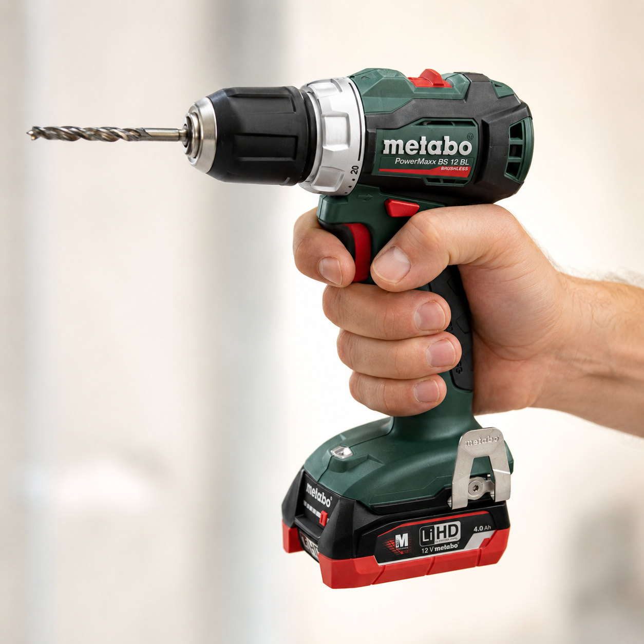 Wiertarka Metabo PowerMaxx BS 12 BL pokazana w dłoni dla skali